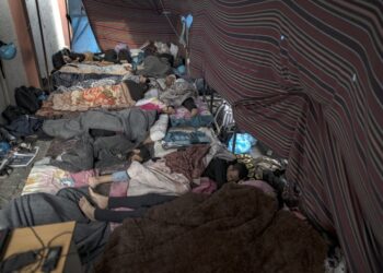 Παλαιστίνιοι κοιμούνται στο πάτωμα του νοσοκομείου Νάσερ στην πόλη Χαν Γιουνίς στη Λωρίδα της Γάζας (φωτ.: EPA/Haitham Imad)