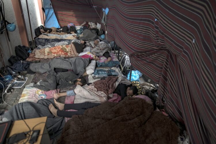 Παλαιστίνιοι κοιμούνται στο πάτωμα του νοσοκομείου Νάσερ στην πόλη Χαν Γιουνίς στη Λωρίδα της Γάζας (φωτ.: EPA/Haitham Imad)