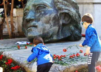 Παιδιά καταθέτουν λουλούδια στο Πολυτεχνείο, χθες, κατά τη διάρκεια της έναρξης των τριήμερων εκδηλώσεων για τον εορτασμό των 50 χρόνων από την εξέγερση των φοιτητών του Πολυτεχνείου τον Νοέμβρη του 1973 κατά της χούντας (φωτ.: ΑΠΕ-ΜΠΕ/Αλέξανδρος Βλάχος)