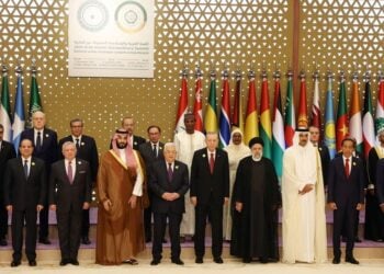 Η οικογενειακή φωτογραφία από την κοινή Σύνοδο Κορυφής του Οργανισμού Ισλαμικής Συνεργασίας και του Αραβικού Συνδέσμου (φωτ.: EPA/ TURKISH PRESIDENTIAL PRESS OFFICE)