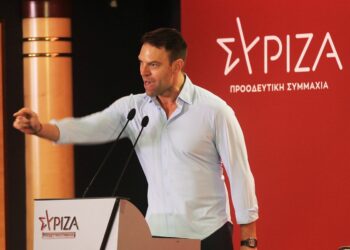 Ο πρόεδρος του ΣΥΡΙΖΑ - ΠΣ Στέφανος Κασσελάκης μιλάει από το βήμα σε βουλευτές και στελέχη του κόμματος κατά την διάρκεια της συνεδρίασης της ΚΕ του κόμματος, σήμερα, σε κεντρικό ξενοδοχείο της Αθήνας (φωτ.: ΑΠΕ-ΜΠΕ/ Αλέξανδρος Βλάχος)