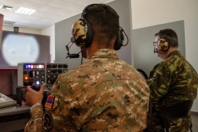 Συνεκπαίδευση αξιωματικών από Ελλάδα, Κύπρο και Αρμενία στο κέντρο εξομοιωτών αρμάτων της Αλεξανδρούπολης (φωτ.: army.gr)