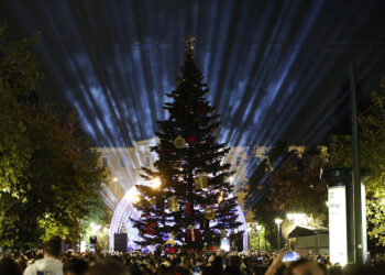 Από την τελετή φωταγώγησης του χριστουγεννιάτικου δέντρου στην πλατεία Συντάγματος(φωτ.: EUROKINISSI / Γιώργος Κονταρίνης)