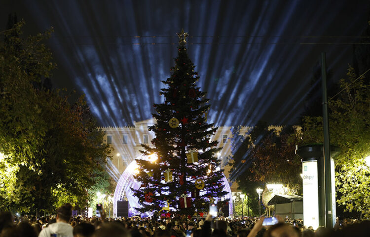 Από την τελετή φωταγώγησης του χριστουγεννιάτικου δέντρου στην πλατεία Συντάγματος
(φωτ.: EUROKINISSI / Γιώργος Κονταρίνης)