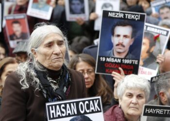 Συγγενείς αγνοούμενων που χάθηκαν τα ίχνη τους μετά τη σύλληψή τους από τις τουρκικές Αρχές. Κρατούν τις φωτογραφίες στη διαδήλωση των «μητέρων του σαββατοκύριακου» (φωτ. αρχείου: EPA/ CEM TURKEL)