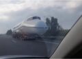 Το ένα κομμάτι του αεροσκάφους ενώ μεταφέρεται επί της εθνικής οδού (φωτ.: voria.gr)