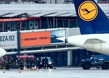Ισχυρές αστυνομικές δυνάμεις στην πίστα του αεροδρομίου του Αμβούργου, λόγω του περιστατικού ομηρίας (φωτ.: EPA / Georg Wendt)