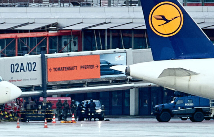Ισχυρές αστυνομικές δυνάμεις στην πίστα του αεροδρομίου του Αμβούργου, λόγω του περιστατικού ομηρίας (φωτ.: EPA / Georg Wendt)