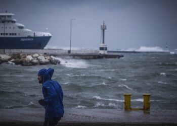 Οι θυελλώδεις άνεμοι κρατούν δεμένα τα καράβια στο λιμάνι της Ραφήνας (φωτ.: EUROKINISSI/Θανάσης Δημόπουλος)