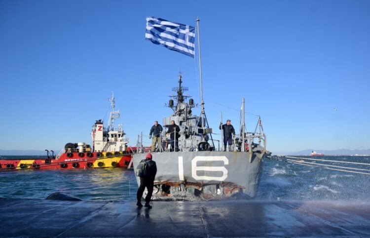 Στην πρύμνη του πλοίου διακρίνεται το ρήγμα  (φωτ.: EUROKINISSI/Κωνσταντίνος Τζακιτσής)