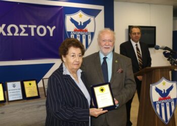 Η χήρα του Αντώνη Παπαδόπουλου, Λόλα, παραλαμβάνει την τιμητική πλακέτα από το μέλος του δ.σ. της Ένωσης Φίλων ΑΕΚ Κυριάκου Χήνα (φωτ.: facebook/Anorthosis Famagusta)