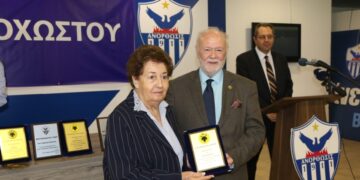 Η χήρα του Αντώνη Παπαδόπουλου, Λόλα, παραλαμβάνει την τιμητική πλακέτα από το μέλος του δ.σ. της Ένωσης Φίλων ΑΕΚ Κυριάκου Χήνα (φωτ.: facebook/Anorthosis Famagusta)