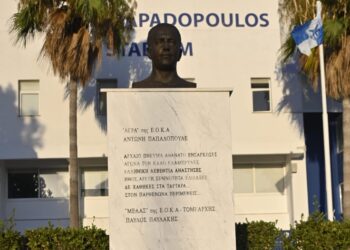 Προτομή του Αντώνη Παπαδόπουλου έξω από το γήπεδο της Ανόρθωσης, το οποίο φέρει το όνομά του (φωτ.: anorthosisfc.com.cy)
