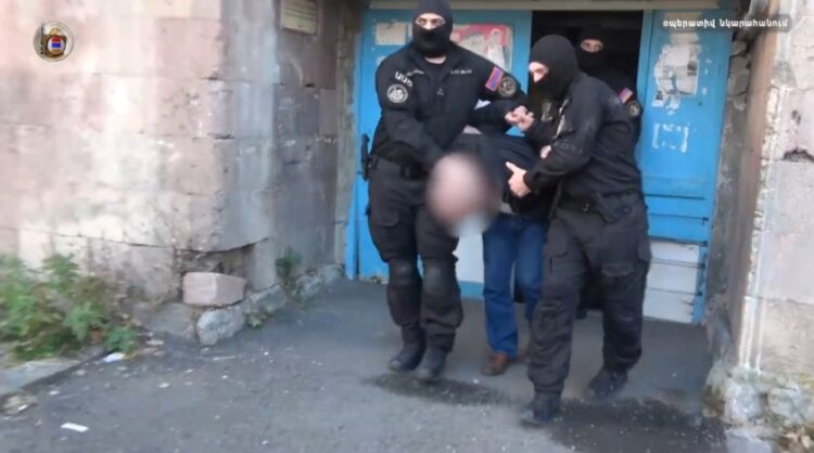 Στιγμιότυπο από το βίντεο των συλλήψεων που έδωσε στη δημοσιότητα η Εθνική Υπηρεσία Ασφαλείας (NSS) της Αρμενίας (φωτ.: YouTube)
