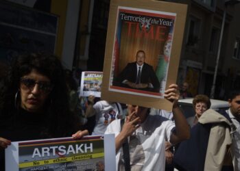 Αρμένιος κρατά πανό με τη φωτογραφία του Ιλχάμ Αλίεφ σε φωτομοντάζ, ως εξώφυλλο του περιοδικού «ΤΙΜΕ» και τον τίτλο «Τρομοκράτης της Χρονιάς», στη διάρκεια διαμαρτυρίας στη Σόφια της Βουλγαρίας τον περασμένο Οκτώβριο, τις ημέρες της σύρραξης στο Αρτσάχ, που οδήγησε στον εκτοπισμό περισσότερων από 100.000 Αρμενίων (φωτ.: EPA/Vassil Donev)