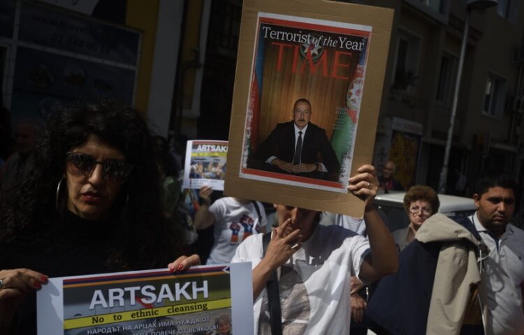 Αρμένιος κρατά πανό με τη φωτογραφία του Ιλχάμ Αλίεφ σε φωτομοντάζ, ως εξώφυλλο του περιοδικού «ΤΙΜΕ» και τον τίτλο «Τρομοκράτης της Χρονιάς», στη διάρκεια διαμαρτυρίας στη Σόφια της Βουλγαρίας τον περασμένο Οκτώβριο, τις ημέρες της σύρραξης στο Αρτσάχ, που οδήγησε στον εκτοπισμό περισσότερων από 100.000 Αρμενίων (φωτ.: EPA/Vassil Donev)
