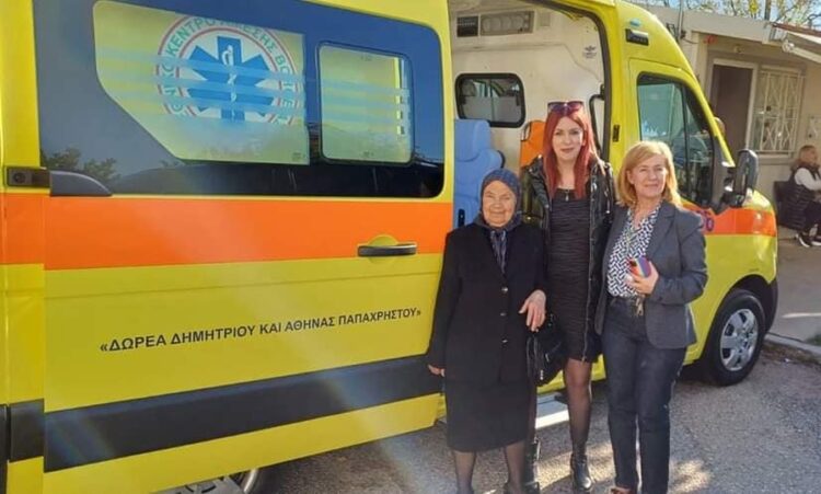 Πρώτη από αριστερά, η δωρήτρια Αθηνά Παπαχρήστου μαζί με στελέχη του νοσοκομείου Μεσολογγίου (φωτ.: facebook/Σωματείο Εργαζομένων Νοσοκομείου Μεσολογγίου)