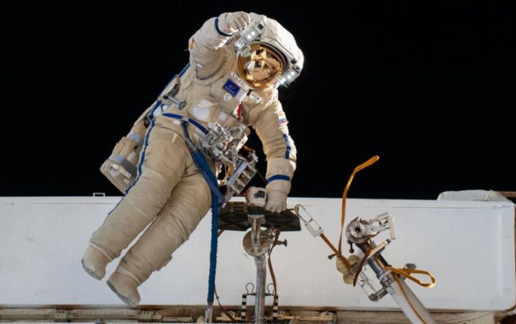 Αστροναύτης της NASA σε διαστημικό σταθμό (φωτ.: NASA)