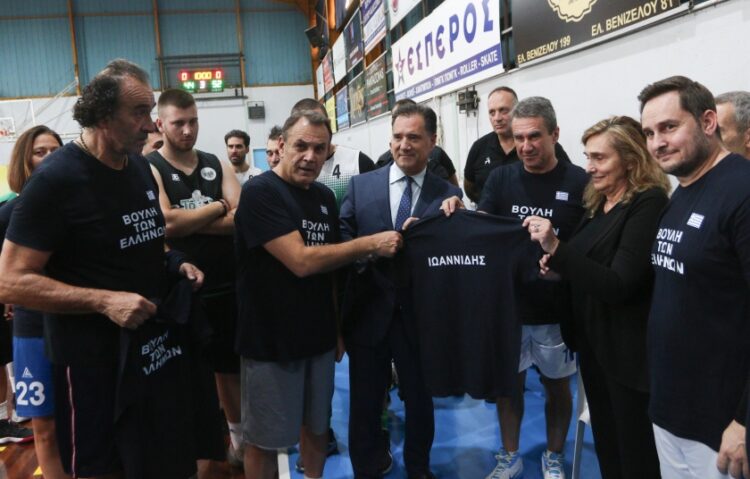 Οι παίκτες της ομάδας της Βουλης παραδίδουν στη Γιούλα Ιωαννίδη τη φανέλα με το όνομα του μεγάλου προπονητή (φωτ. EUROKINISSI/Χρήστος Μπόνης)