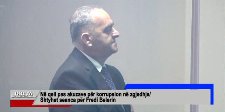 Ο Φρέντι Μπέλερης στο δικαστήριο, πίσω από ειδικό τζάμι (πηγή: YouTube / DritaMedia Tv)