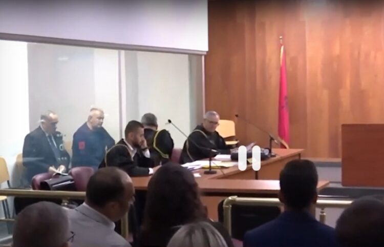 Στιγμιότυπο από τη δίκη του Φρέντι Μπελέρη στα Τίρανα (φωτ.: glomex)