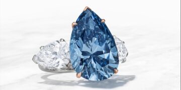 Το διαμάντι Bleu Royal είναι δεμένο σε δαχτυλίδι και θεωρείται μοναδικό λόγω του φανταχτερού μπλε χρώματος και του αμετάβλητου σχήματός του (φωτ.: Christies.com)