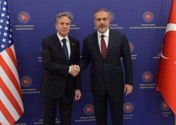 Από αριστερά, ο Αμερικανός υπουργός Εξωτερικών Άντονι Μπλίνκεν σε χειραψία με τον Τούρκο ομόλογό του Χακάν Φιντάν (φωτ.: EPA/NECATI SAVAS)