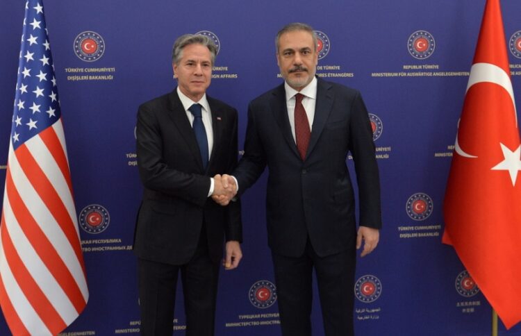 Από αριστερά, ο Αμερικανός υπουργός Εξωτερικών Άντονι Μπλίνκεν σε χειραψία με τον Τούρκο ομόλογό του Χακάν Φιντάν (φωτ.: EPA/NECATI SAVAS)