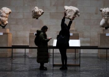 Επισκέπτες του Βρετανικού Μουσείου κοιτούν τα Μάρμαρα του Παρθενώνα (φωτ.: EPA/Andy Rain)