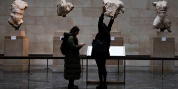 Επισκέπτες του Βρετανικού Μουσείου κοιτούν τα Μάρμαρα του Παρθενώνα (φωτ.: EPA/Andy Rain)