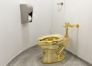 Η χρυσή τουαλέτα είναι το έργο «Αμερική» του διάσημου Ιταλού καλλιτέχνη Μαουρίτσιο Κατελάν (φωτ.: Guggenheim Museum / Jacopo Zotti)