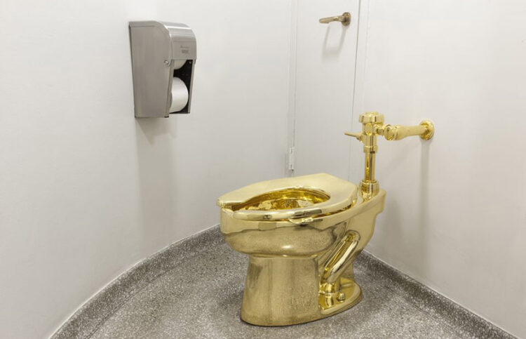 Η χρυσή τουαλέτα είναι το έργο «Αμερική» του διάσημου Ιταλού καλλιτέχνη Μαουρίτσιο Κατελάν (φωτ.: Guggenheim Museum / Jacopo Zotti)