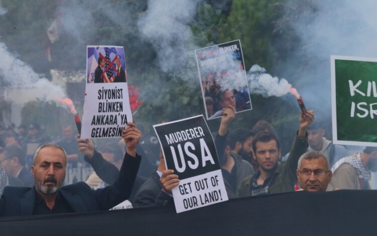 Πολίτες φωνάζουν συνθήματα κατά των ΗΠΑ και του Άντονι Μπλίνκεν, στη διάρκεια διαμαρτυρίας μπροστά από το τουρκικό υπουργείο Εξωτερικών, την ώρα που εξελισσόταν η συνάντηση με τον Χακάν Φιντάν (φωτ.: EPA/NECATI SAVAS)