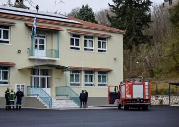 Άνδρες της Πυροσβεστικής στην αυλή του 9ου δημοτικού σχολείου Σερρών, λίγο μετά το τραγικό συμβάν (φωτ.: EUROKINISSI/Anexartitos.gr)