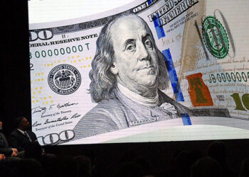 Το χαρτονόμισμα των 100 δολαρίων ΗΠΑ στην παρουσίαση της νέας μορφής του, τον Απρίλιο του 2010 (φωτ.: EPA / Astrid Riecken)