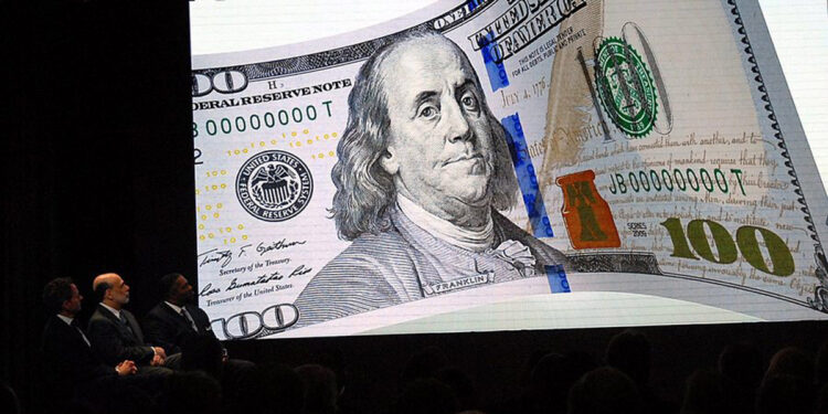 Το χαρτονόμισμα των 100 δολαρίων ΗΠΑ στην παρουσίαση της νέας μορφής του, τον Απρίλιο του 2010 (φωτ.: EPA / Astrid Riecken)