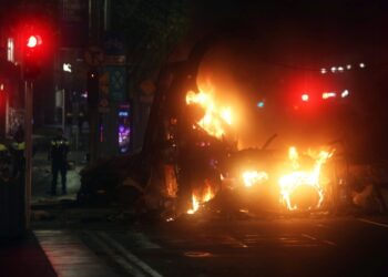 Όχημα έχει παραδοθεί στις φλόγες στο Δουβλίνο, μετά την επίθεση με μαχαίρι κατά την οποία τραυματίστηκαν πέντε άνθρωποι (φωτ.: EPA/Mostafa Darwish)