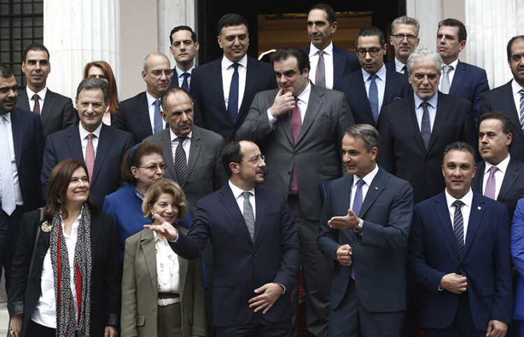 Ο Πρόεδρος της Κυπριακής Δημοκρατίας Νίκος Χριστοδουλίδης, ο πρωθυπουργός Κυριάκος Μητσοτάκης και μέλη των κυβερνήσεων των δύο χωρών που έλαβαν μέρος στην οικογενειακή φωτογραφία μετά το τέλος της 1ης Διακυβερνητικής Συνόδου Ελλάδας - Κυπριακής Δημοκρατίας στο Μέγαρο Μαξίμου (φωτ.: ΑΠΕ-ΜΠΕ Γιάννης Κολεσίδης)