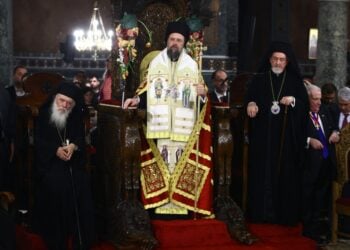 Ο νέος μητροπολίτης Θεσσαλονίκης Φιλόθεος (κέντρο) στη διάρκεια της ενθρόνισής του, με τον αρχιεπίσκοπο Ιερώνυμο (αριστερά) (φωτ.: EUROKINISSI/Ραφαήλ Γεωργιάδης)