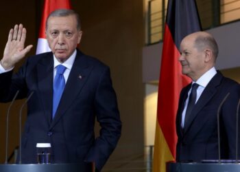 Από αριστερά, ο Τούρκος πρόεδρος Ρετζέπ Ταγίπ Ερντογάν στην κοινή συνέντευξη Τύπου με τον Γερμανό καγκελάριο Όλαφ Σολτς στο Βερολίνο (φωτ.: EPA/Filip Singer)