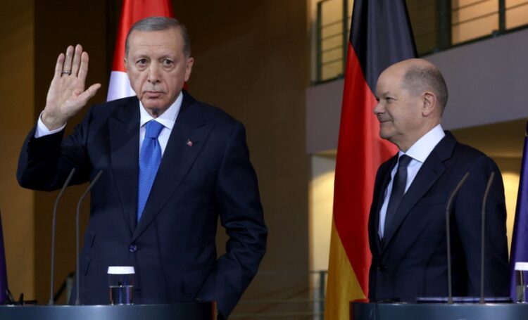Από αριστερά, ο Τούρκος πρόεδρος Ρετζέπ Ταγίπ Ερντογάν στην κοινή συνέντευξη Τύπου με τον Γερμανό καγκελάριο Όλαφ Σολτς στο Βερολίνο (φωτ.: EPA/Filip Singer)
