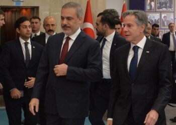 Από αριστερά, ο Τούρκος υπουργός Εξωτερικών Χακάν Φιντάν και ο Αμερικανός ομόλογός του Άντονι Μπλίνκεν, λίγο πριν από την έναρξη των συνομιλιών (φωτ.: EPA/NECATI SAVAS)
