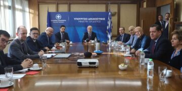 Στιγμιότυπο από τη συνάντηση της ηγεσίας του υπουργείου Δικαιοσύνης με εκπροσώπους των συμβολαιογραφικών συλλόγων της χώρας στα μέσα Νοεμβρίου (φωτ.: EUROKINISSI/Γιάννης Παναγόπουλος)