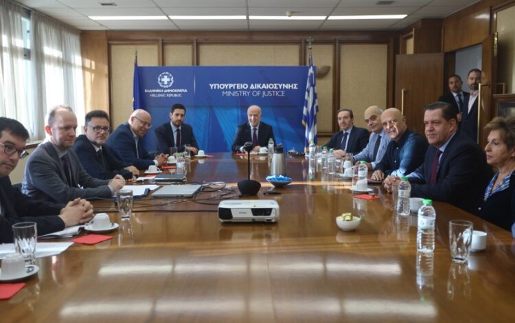 Στιγμιότυπο από τη συνάντηση της ηγεσίας του υπουργείου Δικαιοσύνης με εκπροσώπους των συμβολαιογραφικών συλλόγων της χώρας στα μέσα Νοεμβρίου (φωτ.: EUROKINISSI/Γιάννης Παναγόπουλος)
