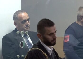 Ο Φρέντι Μπελέρης στην αίθουσα του δικαστηρίου στα Τίρανα (φωτ.: glomex)