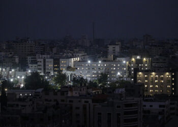Φωτισμένο χάρη στις γεννήτριες το νοσοκομείο Αλ Σίφα, το μεγαλύτερο στη Γάζα (φωτ.: EPA / Mohammed Saber)