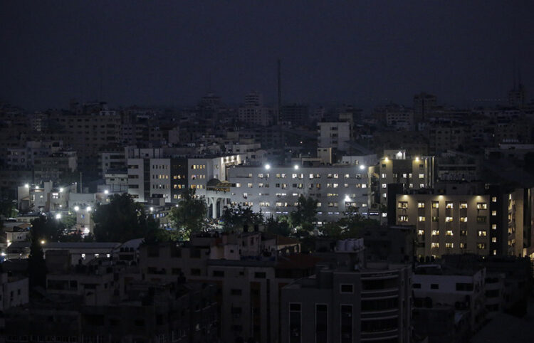 Φωτισμένο χάρη στις γεννήτριες το νοσοκομείο Αλ Σίφα, το μεγαλύτερο στη Γάζα (φωτ.: EPA / Mohammed Saber)