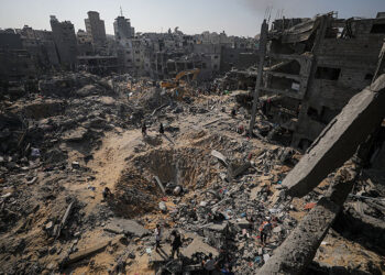 Παλαιστίνιοι αναζητούν σορούς και επιζώντες στη βομβαρδισμένη Τζαμπαλίγια (φωτ.: EPA / Mohammed Saber)