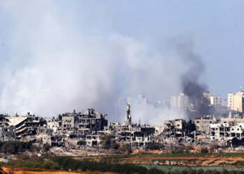 Καπνός υψώνεται από το βόρειο τμήμα της Λωρίδας της Γάζας (φωτ. αρχείου: EPA / Neil Hall)