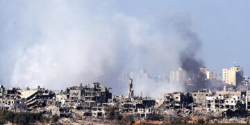Καπνός υψώνεται από το βόρειο τμήμα της Λωρίδας της Γάζας (φωτ. αρχείου: EPA / Neil Hall)
